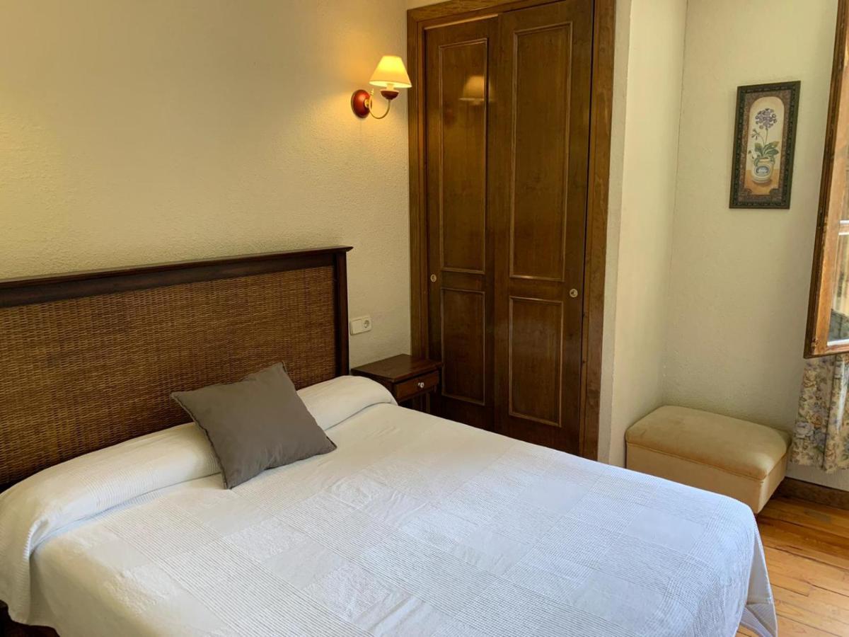 Hotel Charle Jaca Bagian luar foto