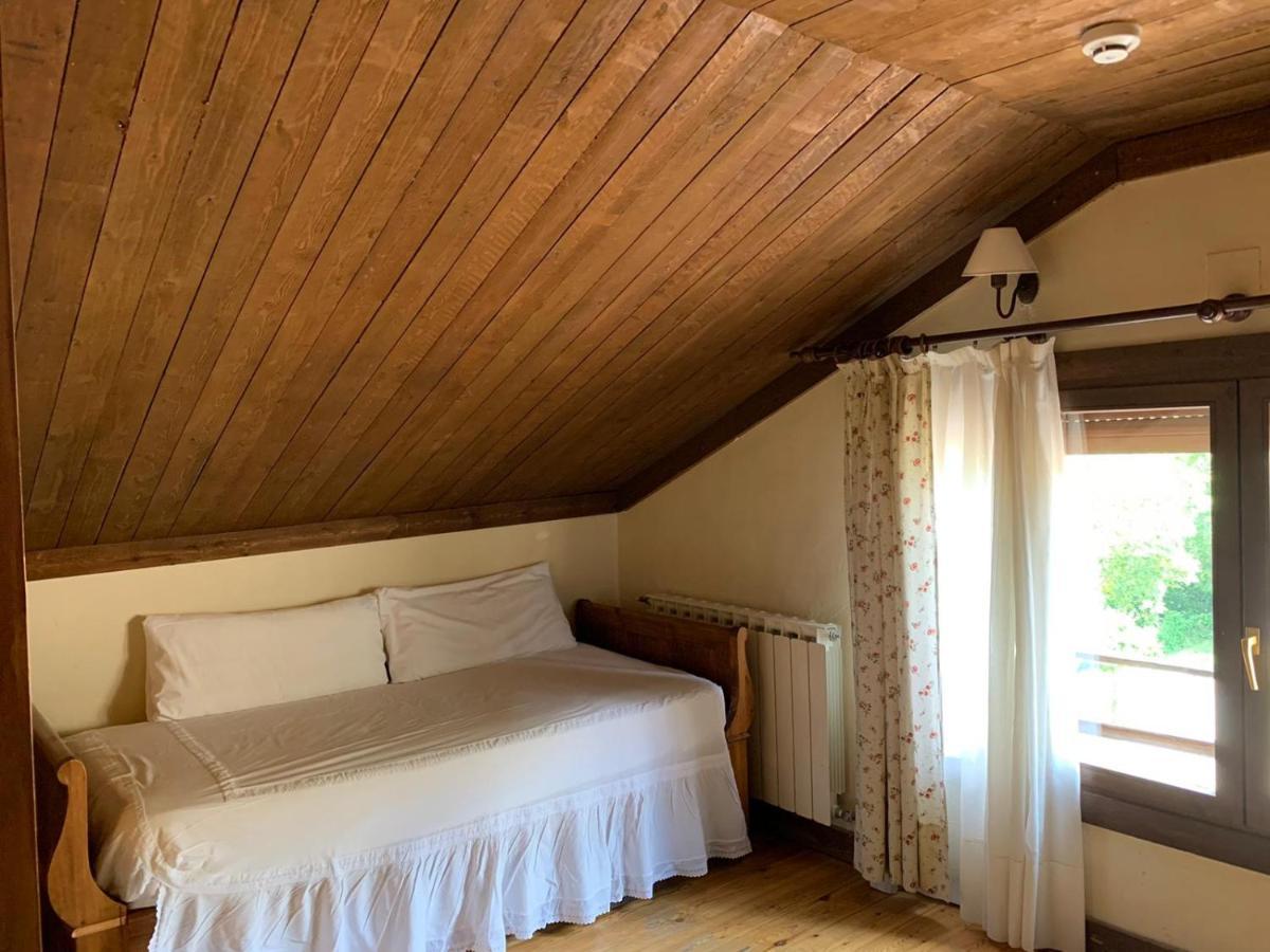 Hotel Charle Jaca Bagian luar foto