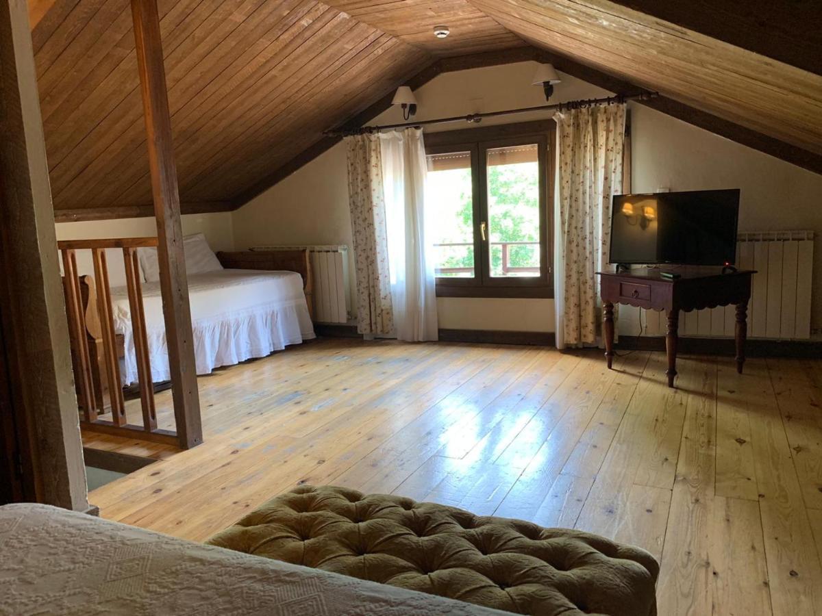 Hotel Charle Jaca Bagian luar foto