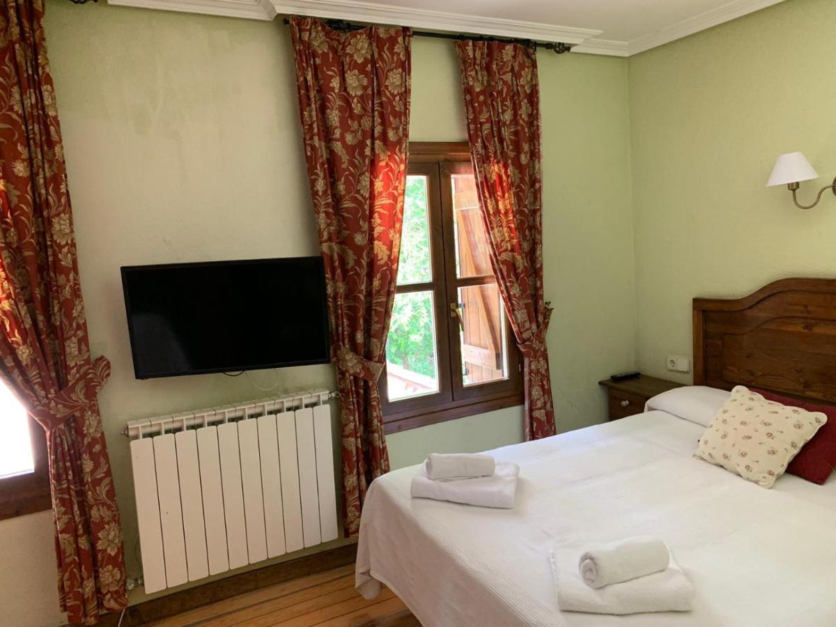 Hotel Charle Jaca Bagian luar foto