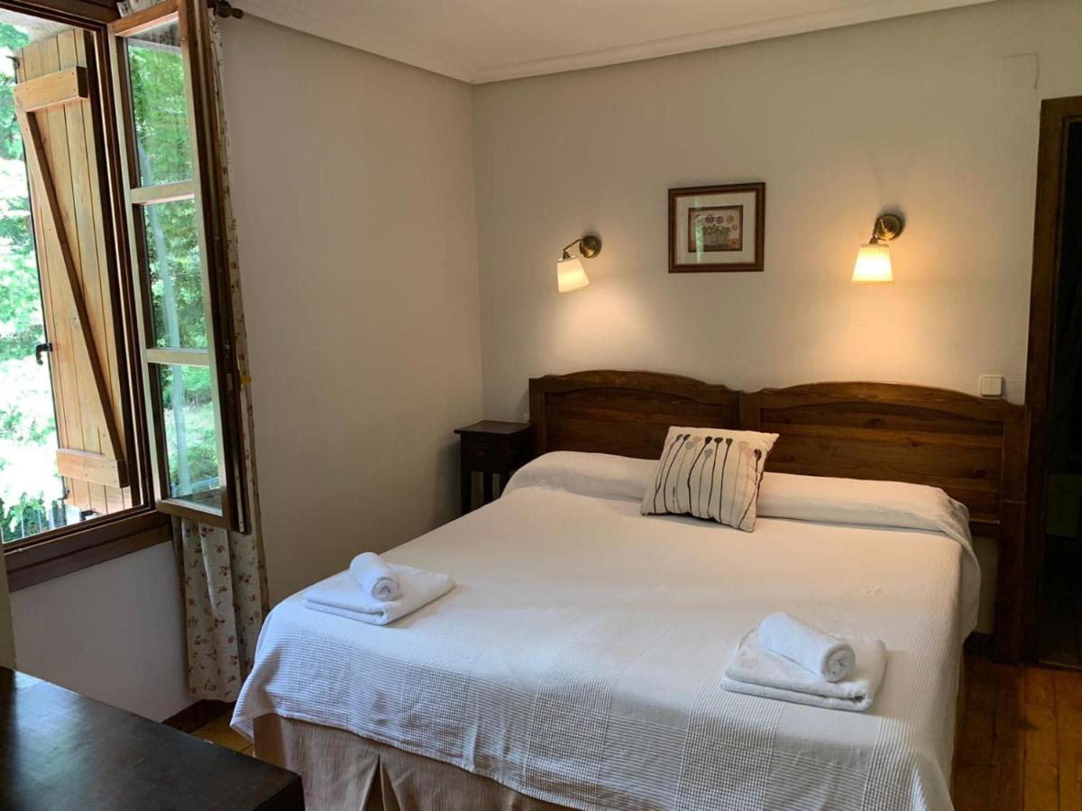 Hotel Charle Jaca Bagian luar foto