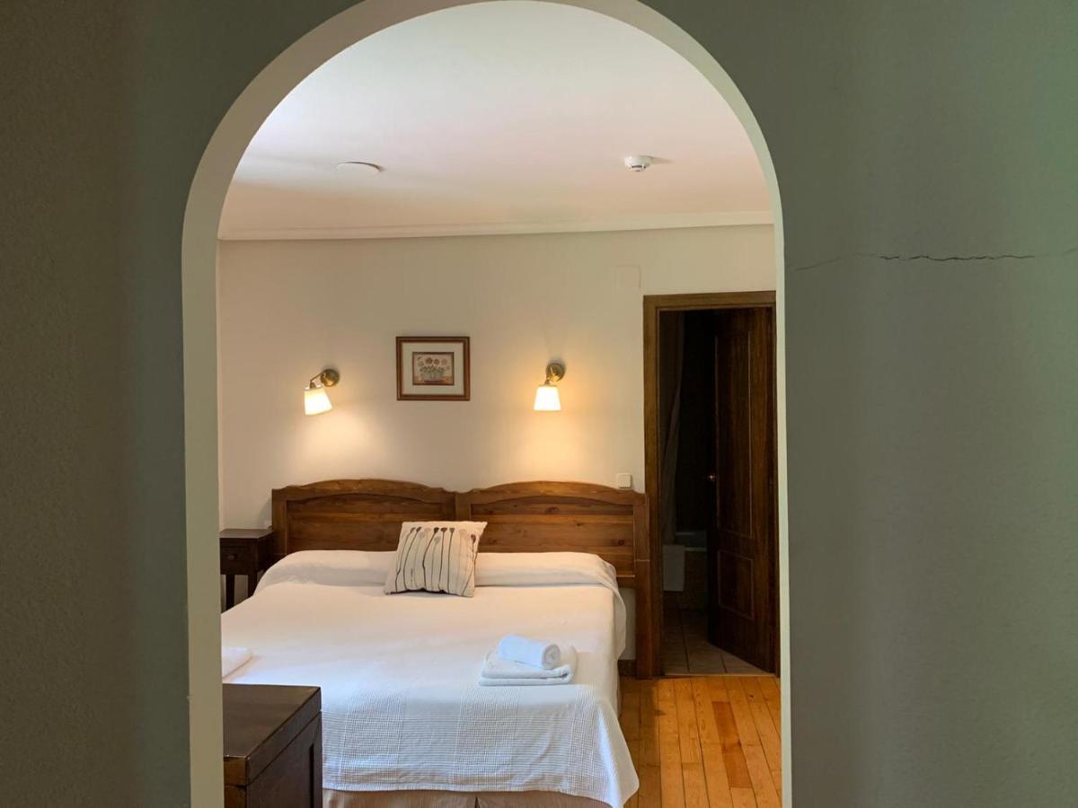 Hotel Charle Jaca Bagian luar foto