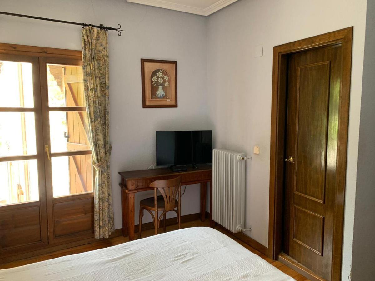Hotel Charle Jaca Bagian luar foto