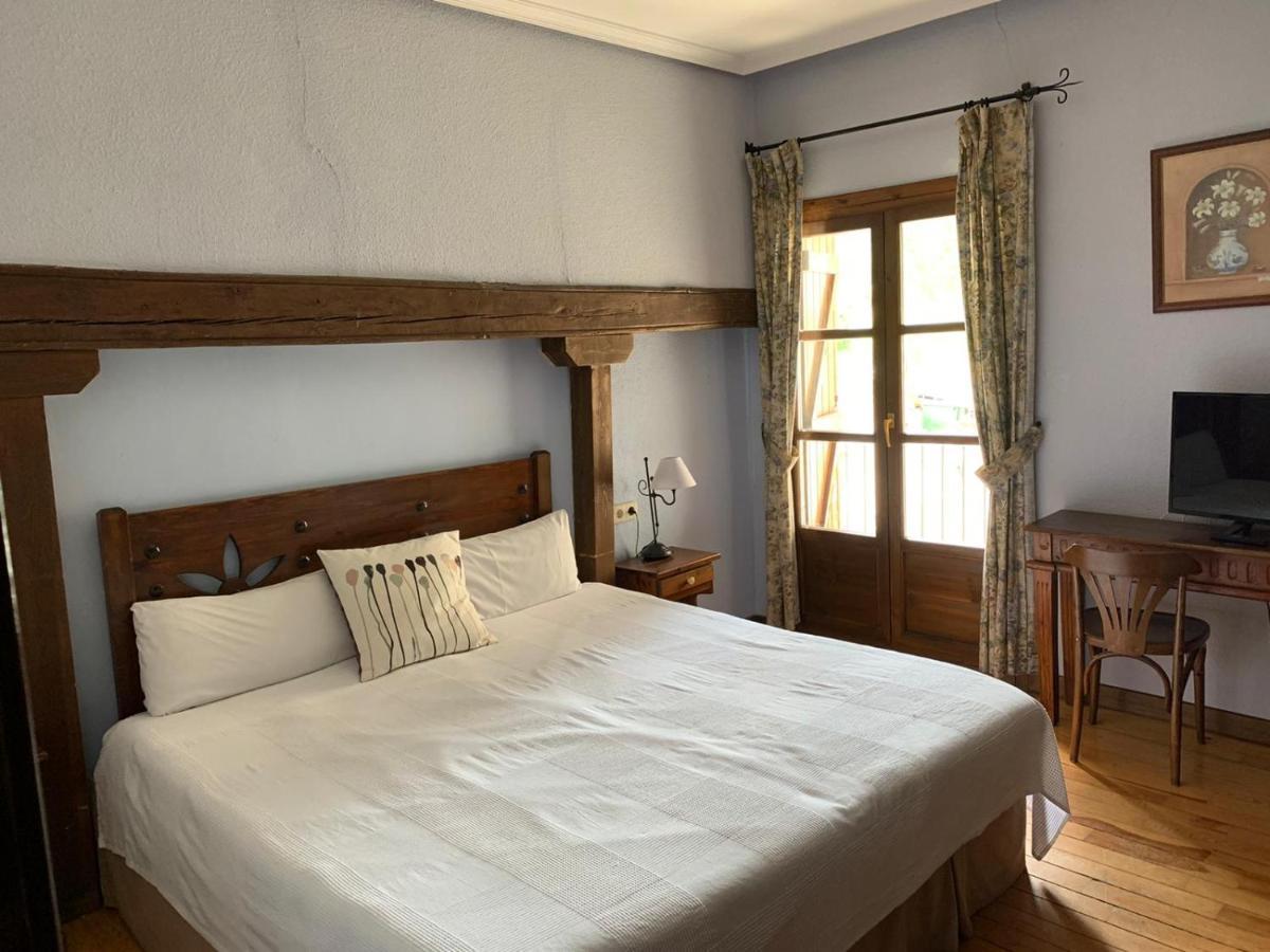 Hotel Charle Jaca Bagian luar foto