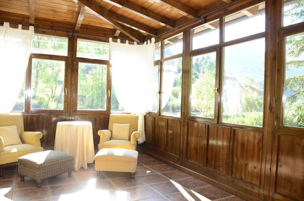Hotel Charle Jaca Bagian luar foto