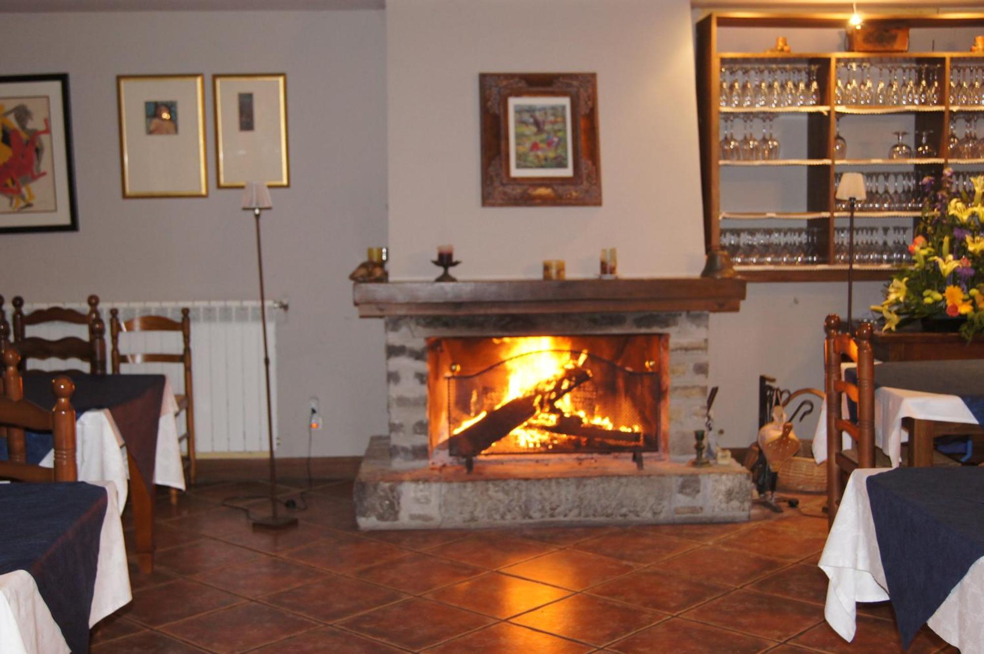 Hotel Charle Jaca Bagian luar foto