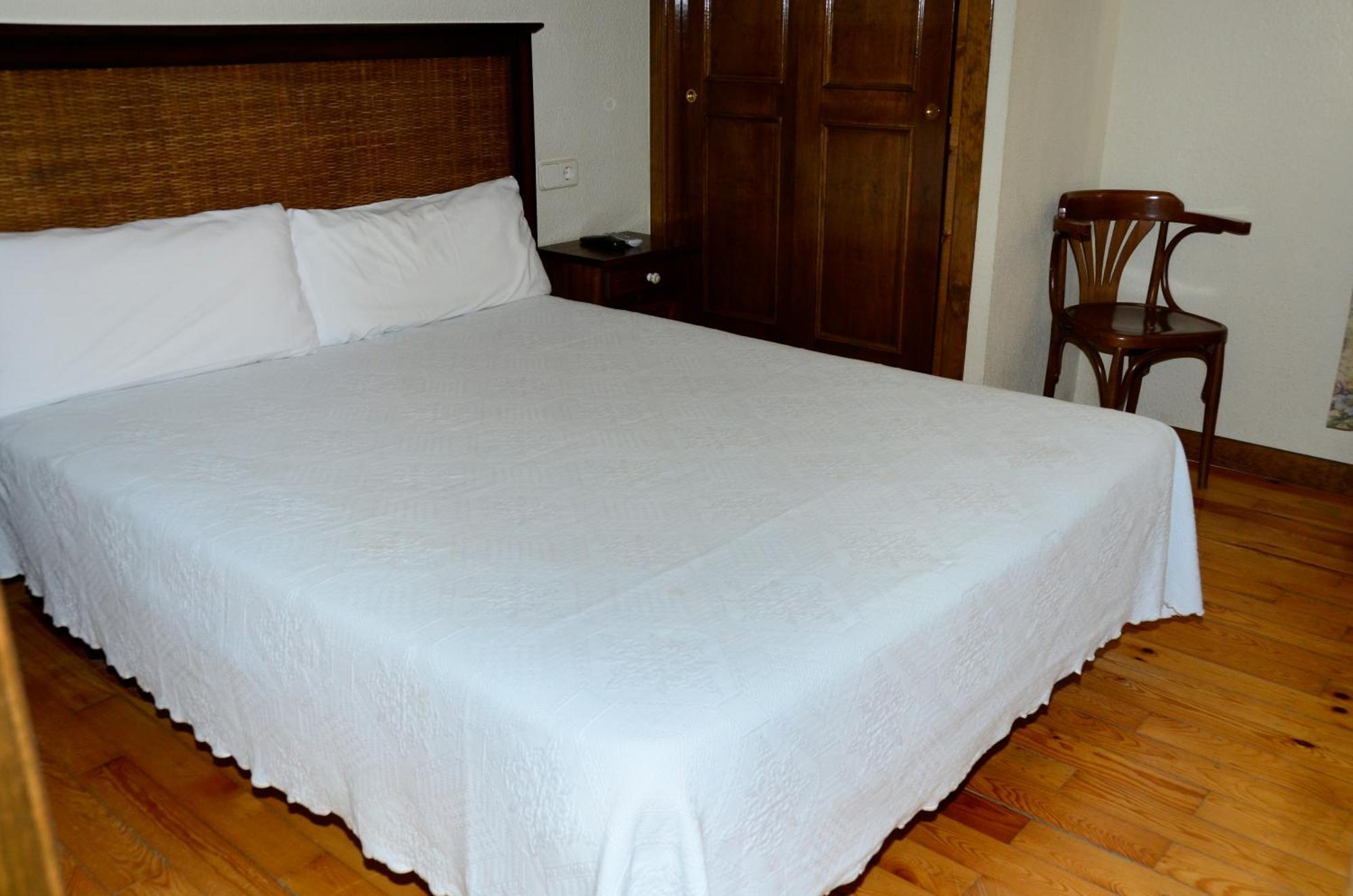 Hotel Charle Jaca Ruang foto