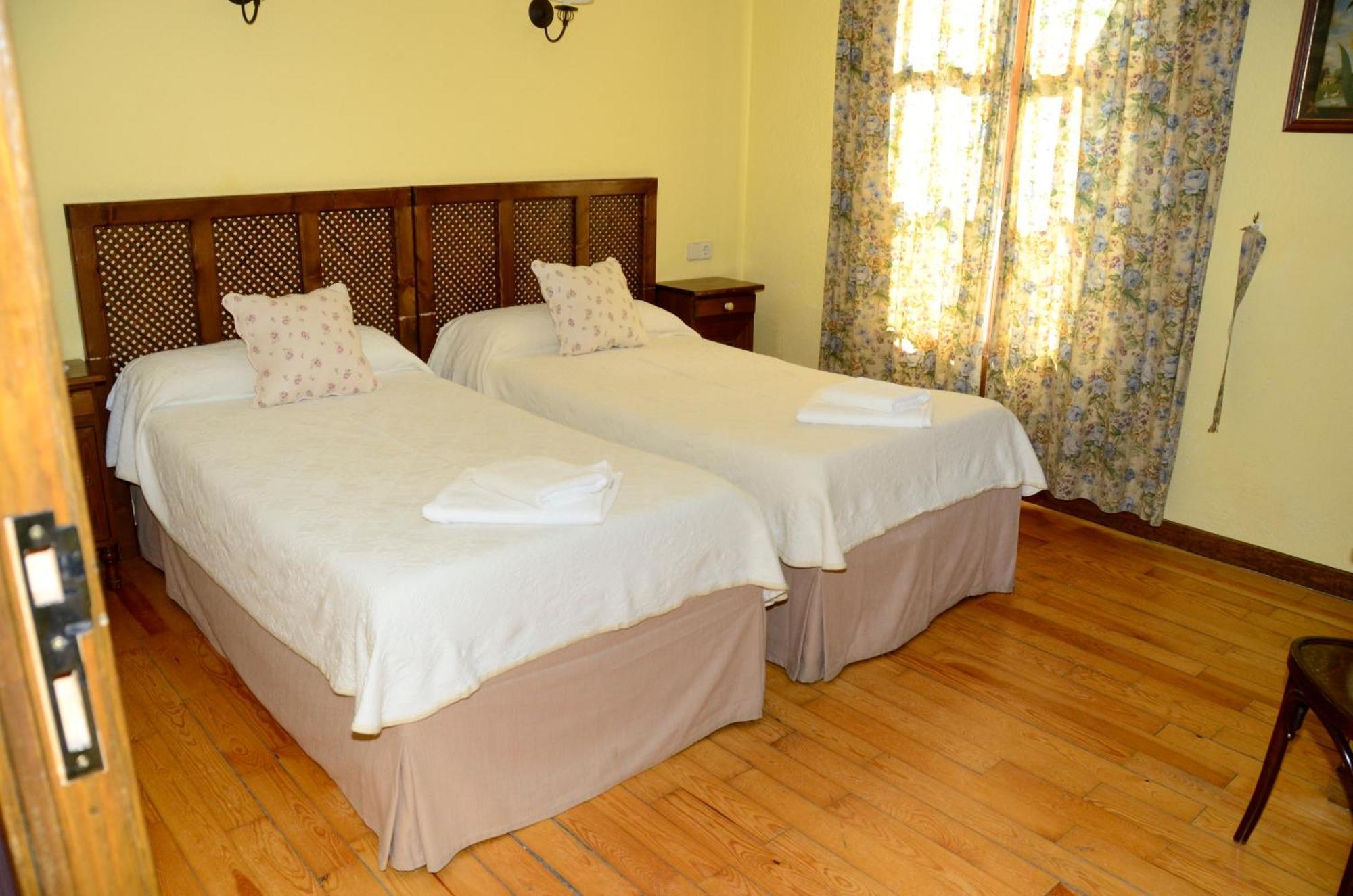 Hotel Charle Jaca Ruang foto