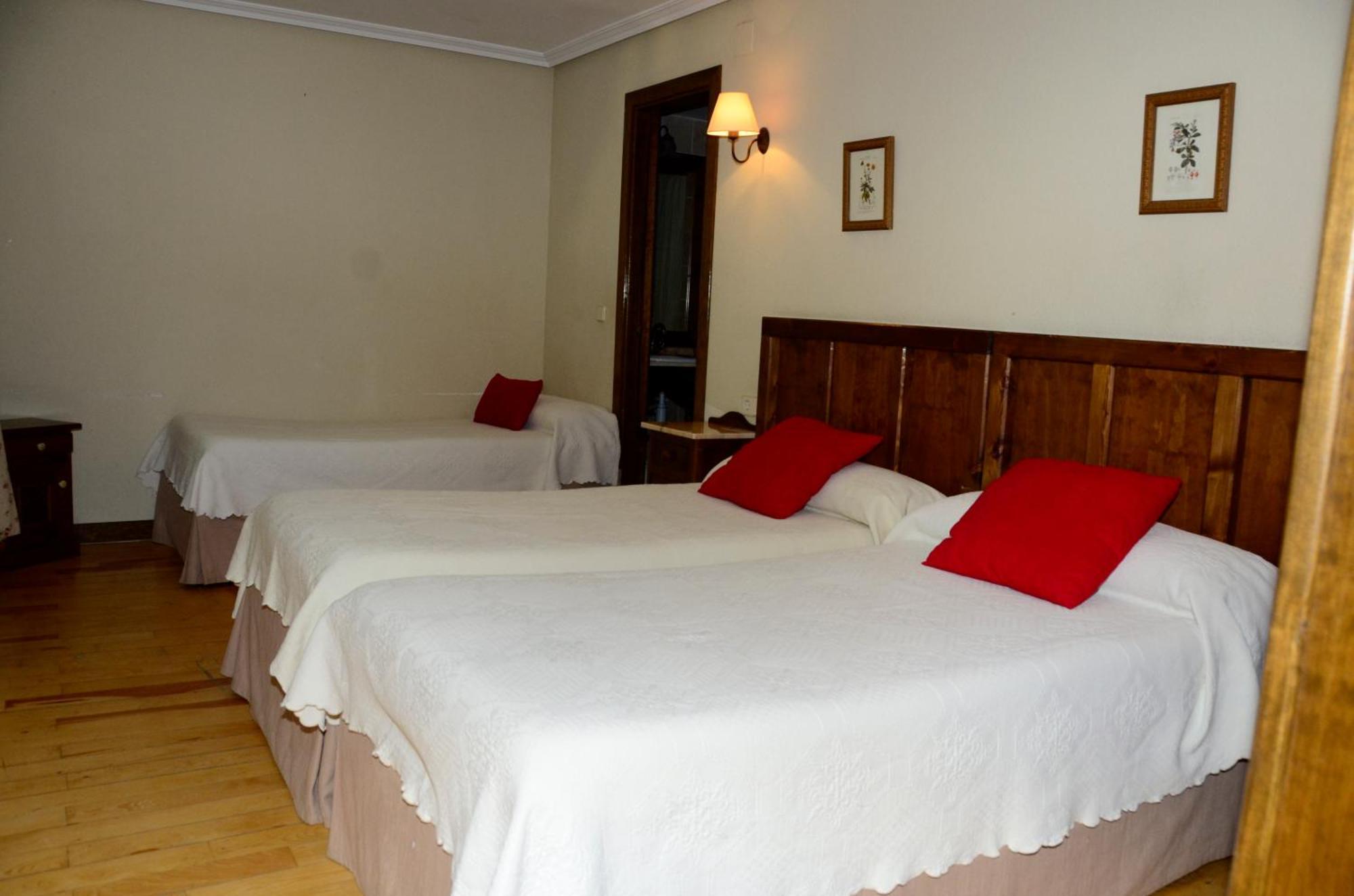 Hotel Charle Jaca Ruang foto